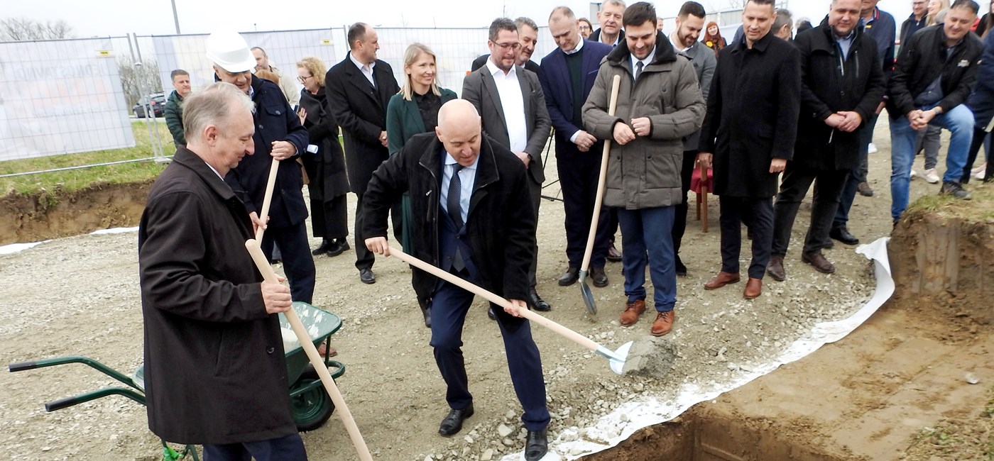 Bačić položio kamen temeljac za zgradu u Kutini za privremeni smještaj osoba s potresom pogođenog područja 